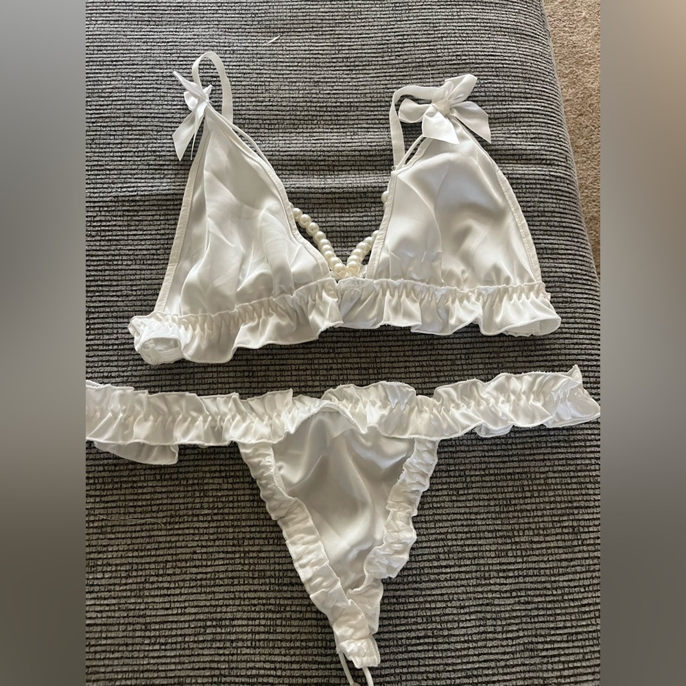 White satin bow with Ruffled Trim lingerie set with pearl accents - Picture 6 of 8